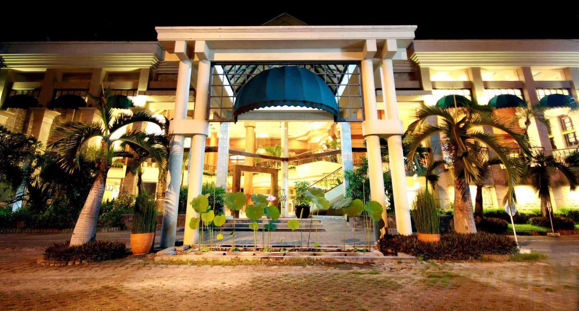 Bentani Hotel & Residence Cirebon Exterior foto